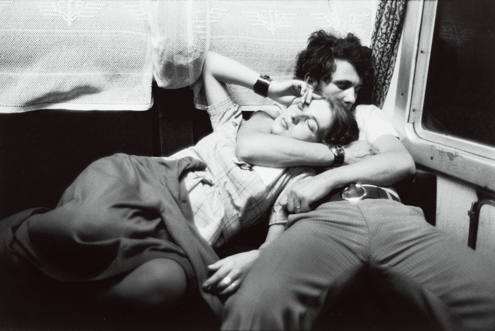 アンリ・カルティエ＝ブレッソン「列車のカップル、ルーマニア」1975年 "Henri Cartier-Bresson Couple dans le train, Roumanie, 1975" © Henri Cartier-Bresson / Magnum Photos